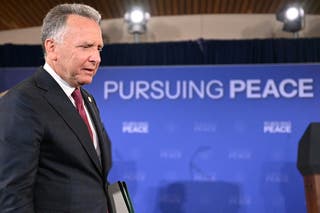 O enviado especial dos EUA, Steve Wittkoff, chega para participar de uma conferência de imprensa conjunta com o presidente dos EUA, Donald Trump, e o presidente russo, Vladimir Putin, após participar da cúpula EUA-Rússia sobre a Ucrânia na Base Conjunta Elmendorf-Richardson em Anchorage, Alasca.